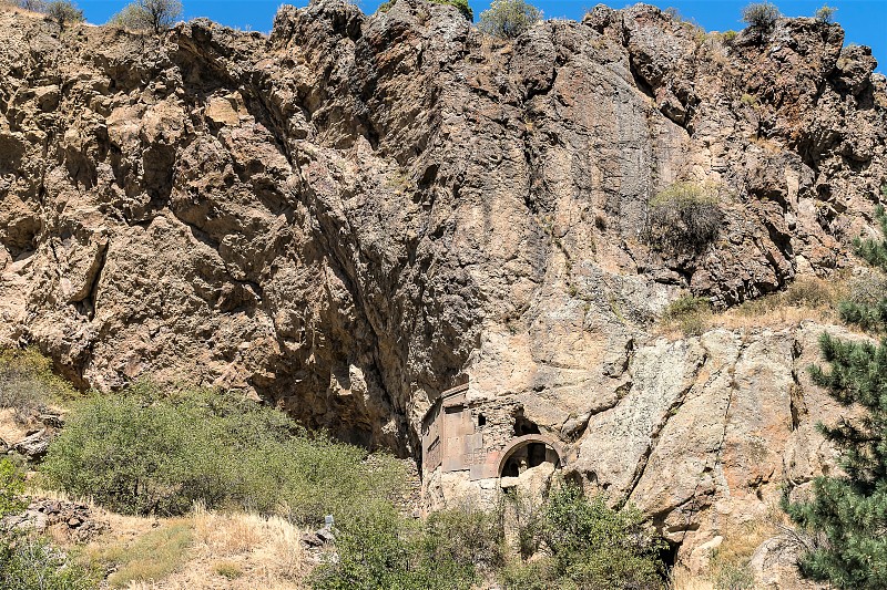 高山和具有基督教象征的古建筑，格哈德修道院，亚美尼亚。