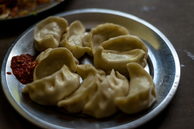 尼泊尔传统饺子馍馍与番茄酸辣酱，四川酱在喜马拉雅山