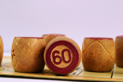 家庭棋盘游戏乐透。木桶在白色背景上编号为60