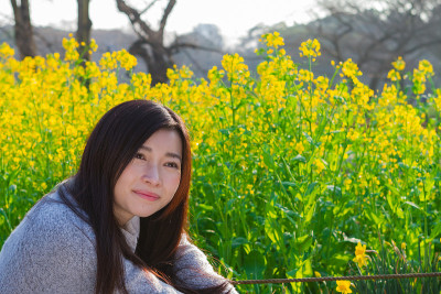 日本妇女在绿色放松