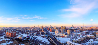 日落前的城市全景，天空大都市