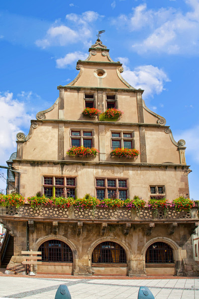 Molsheim。梅齐格山墙的复兴。莱茵河下游，阿尔萨斯。是伟大的