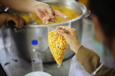 为无家可归的饥民分享食物，减轻饥饿食物:捐赠援助的概念