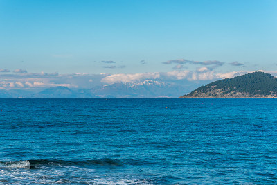 遥远的雪山沿意大利南部地中海海岸