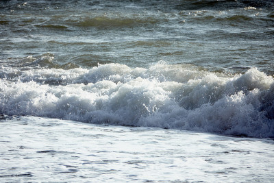 一个不安分的大海。海浪。海浪的声音。