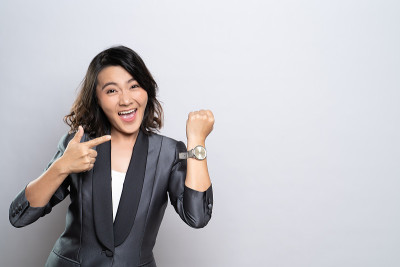 幸福的女人手牵着手表