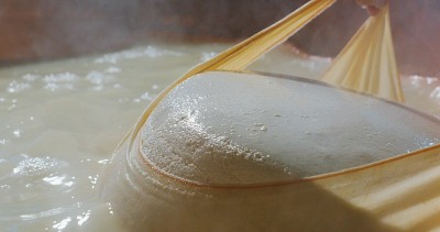 奶酪制作师使用新鲜的生物牛奶制作帕尔玛干酪。