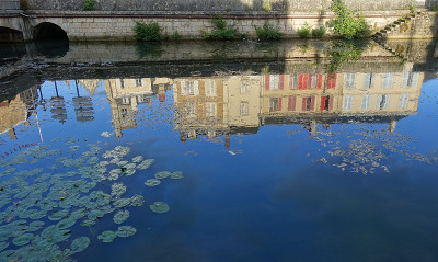 Nivernais运河穿过小镇，倒影在一座别墅的水中。Clamecy Nièvre Bourgogn