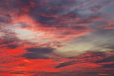明亮的橙色，红色和黄色的夕阳天空。