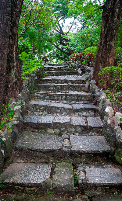 公园里的石砌步道
