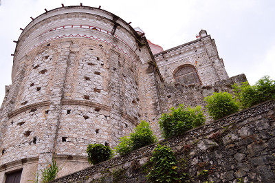 低视角的Parroquia de San Francisco de Asís后部分