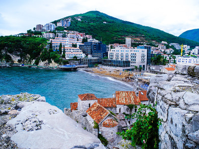 Budva,黑山。碧绿的亚得里亚海和橙色的瓦片屋顶。