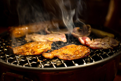 木炭烤架上烤的猪肉或牛肉。日式烧肉