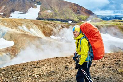 冰岛山区的徒步旅行者