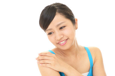 轻松的年轻女子。