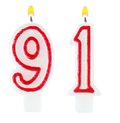 91支生日蜡烛孤立在白色背景上