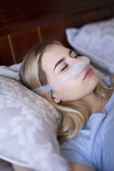 睡眠呼吸暂停，女性佩戴cpap吸氧机，近处