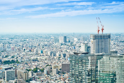 亚洲地产和企业建设的商业理念——日本东京，日出下的鸟瞰图和早晨湛蓝明亮的天空