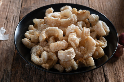 猪皮也被称为chicharon或chicharrones, kab moo