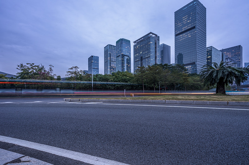 空荡荡的柏油路穿过中国上海的现代化城市