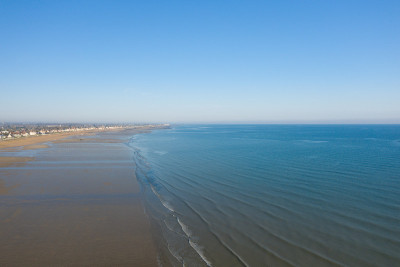 在欧洲英吉利海峡边缘，在法国，在诺曼底，朝着Ouistreham，在Arromanches，在春天，