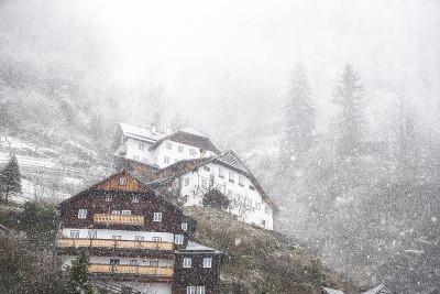 大雪笼罩着山村