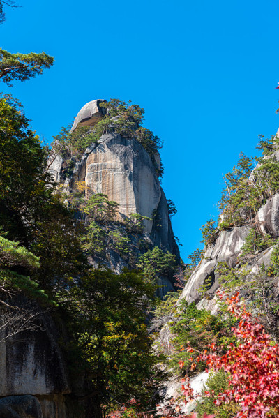 岩石Kakuenbou，一座巨大的岩石山。三竹Shosenkyo峡谷的象征