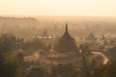 缅甸若开邦Mrauk U古城日落时的佛塔和寺庙