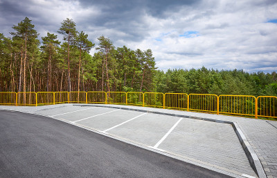 空旷的高速公路休息区旁有一片森林。