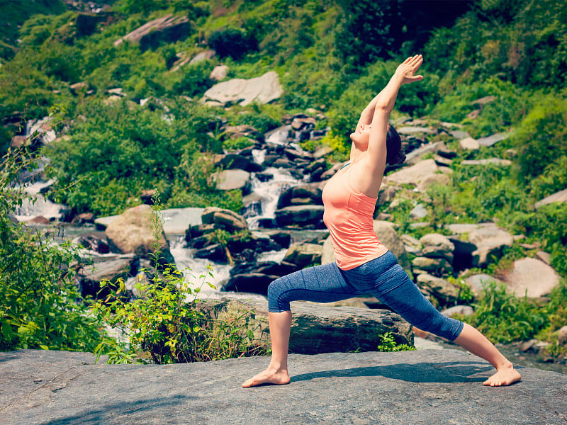 女人做阿斯汤加串联瑜伽体式Virabhadrasana 1勇士