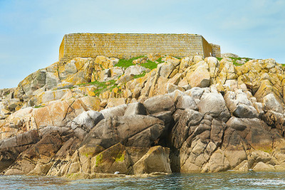 蓝天和阳光明媚的一天，Fort, Martello塔，Saint Begnet教堂在Dalkey岛，