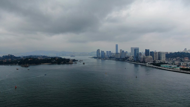 海边城市的风景在雨天