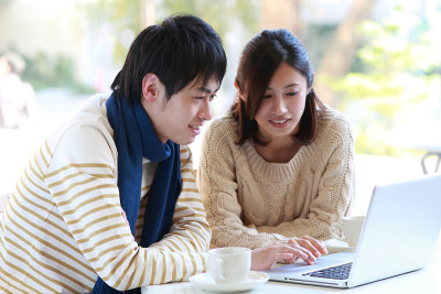 带笔记本电脑的年轻夫妇