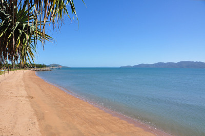 美丽的热带海滩斯特兰德，汤斯维尔和磁岛在背景