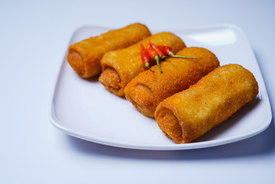 Rissoles塞满蛋黄酱，土豆，胡萝卜，或鸡肉