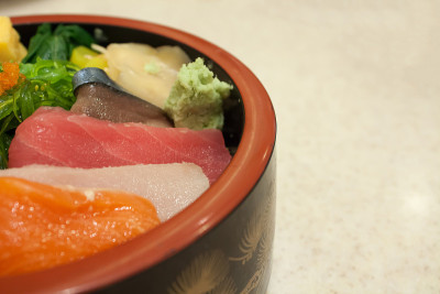 生鱼片放在碗里的米饭上