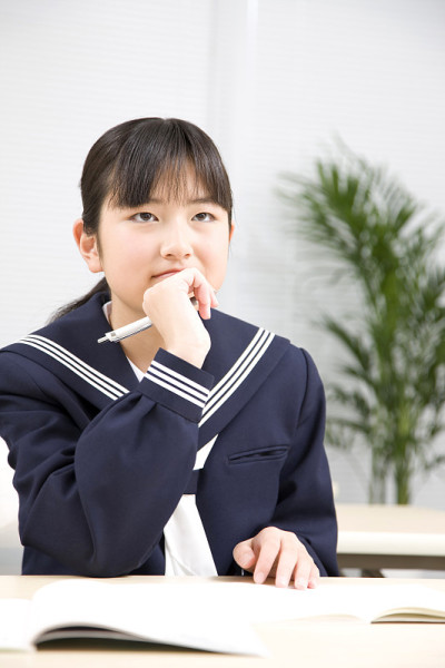 女子初中生在学院学习