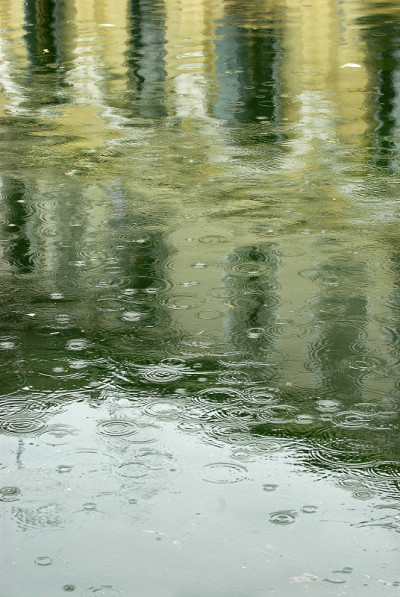 雨水落在水面上