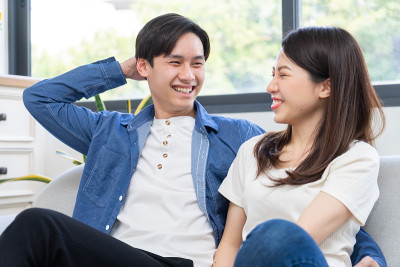 年轻夫妇在家