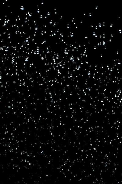 黑色背景上的雨滴