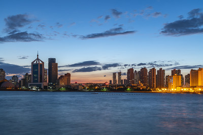 青岛美丽的海岸线和城市建筑景观