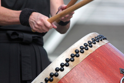 特写的一个日本Taiko鼓手