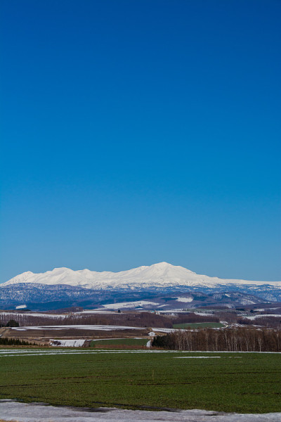 积雪残留的高地和雪山