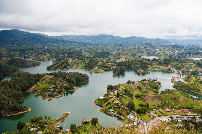在El Penon de Guatape山顶眺望泻湖的美丽景色。
