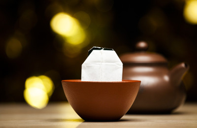 图片中的茶杯茶壶深色背景