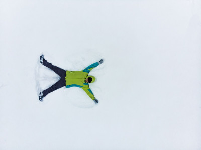 俯视人造雪天使