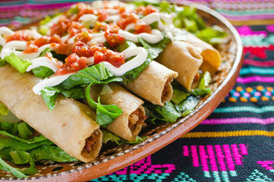 flautas de polo，鸡肉玉米饼，多拉多斯和莎莎在墨西哥城自制的墨西哥食物