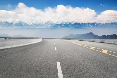空旷的公路和遥远的山脉，中国
