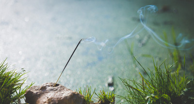 在水的背景下点燃的印度香。