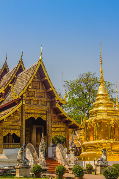 兰那风格的佛教教堂在佛寺(狮子佛)与蓝色的天空背景。Wat Phra Singh是一个重要的佛教寺庙